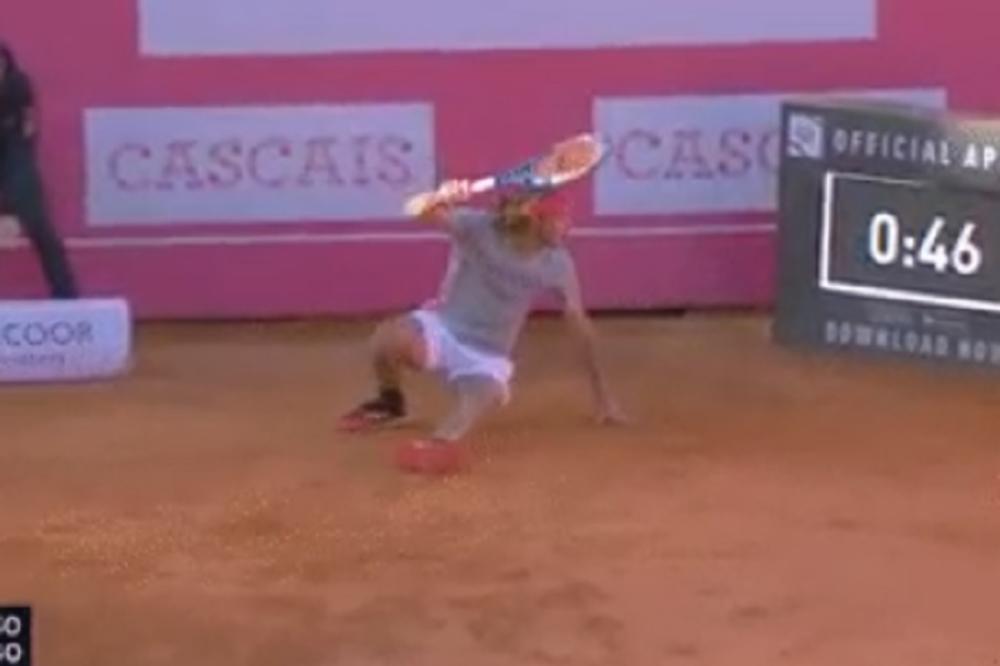 KAKO MU JE OVO POŠLO ZA RUKOM? Cicipas sam sebe nokautirao usred meča, nabo se reketom u glavu i ostao da leži!