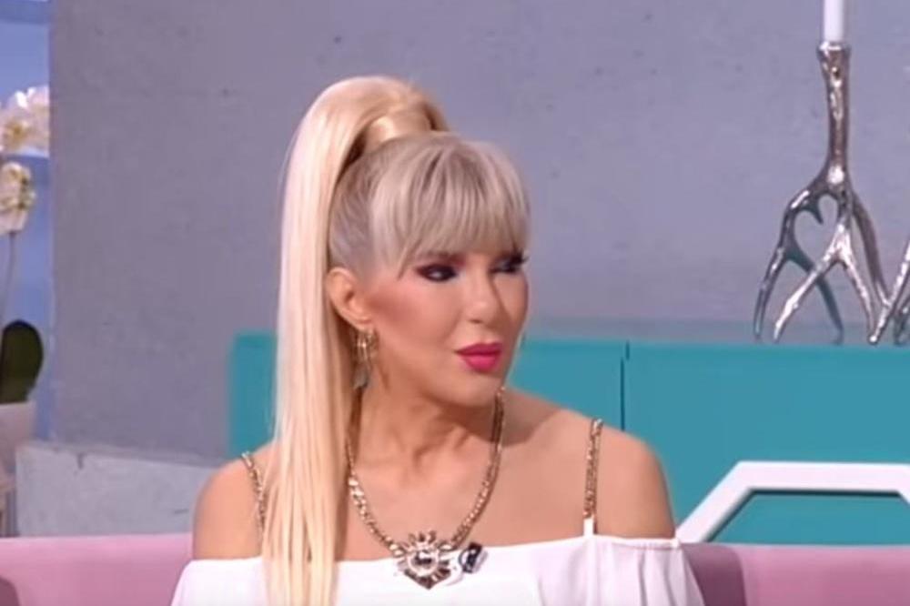 JAMI SE SKINULA U 60 GODINA I POKAZALA SVIMA KAKVO TELO IMA! Da samo vidite šta pevačica KRIJE ispod odeće