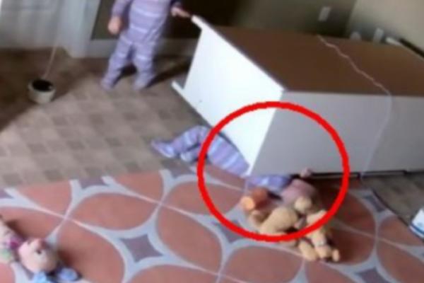 NA MALOG DEČAKA JE PAO ORMAN! Pogledajte šta je TADA uradio njegov BRAT BLIZANAC! (VIDEO)