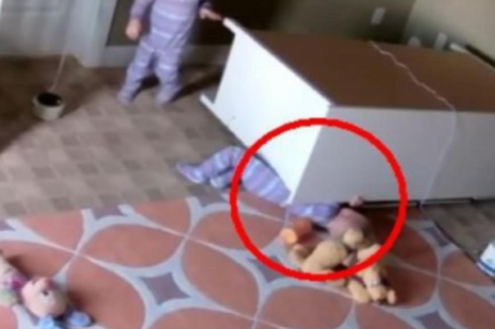 NA MALOG DEČAKA JE PAO ORMAN! Pogledajte šta je TADA uradio njegov BRAT BLIZANAC! (VIDEO)