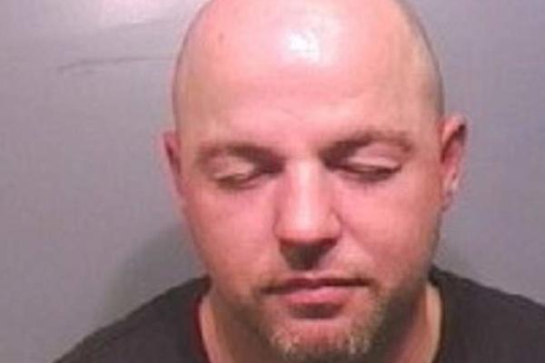 GREŠKOM PUSTILI OPASNOG KRIMINALCA IZ ZATVORA: Čim je izašao, uradio je nešto STRAVIČNO - sada ga cela zemlja traži