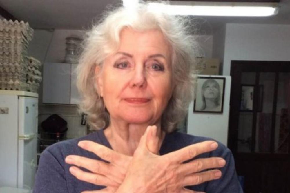 OVO JE MOJ ODGOVOR SVIMA NJIMA! Nekadašnja urednica RTS-a se slikala kako pokazuje znak albanskog DVOGLAVOG ORLA