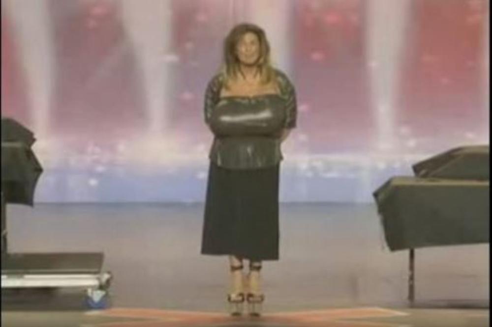 KAD JE IZAŠLA NA SCENU SVI SU PRIMETILI NJENE VELIKE GRUDI: Niko nije ni slutio KAKAV TALENAT ima ova žena! (VIDEO)