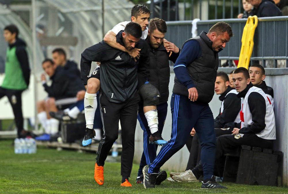 Miladin Stevanović povređen napušta teren na meču protiv Napretka  