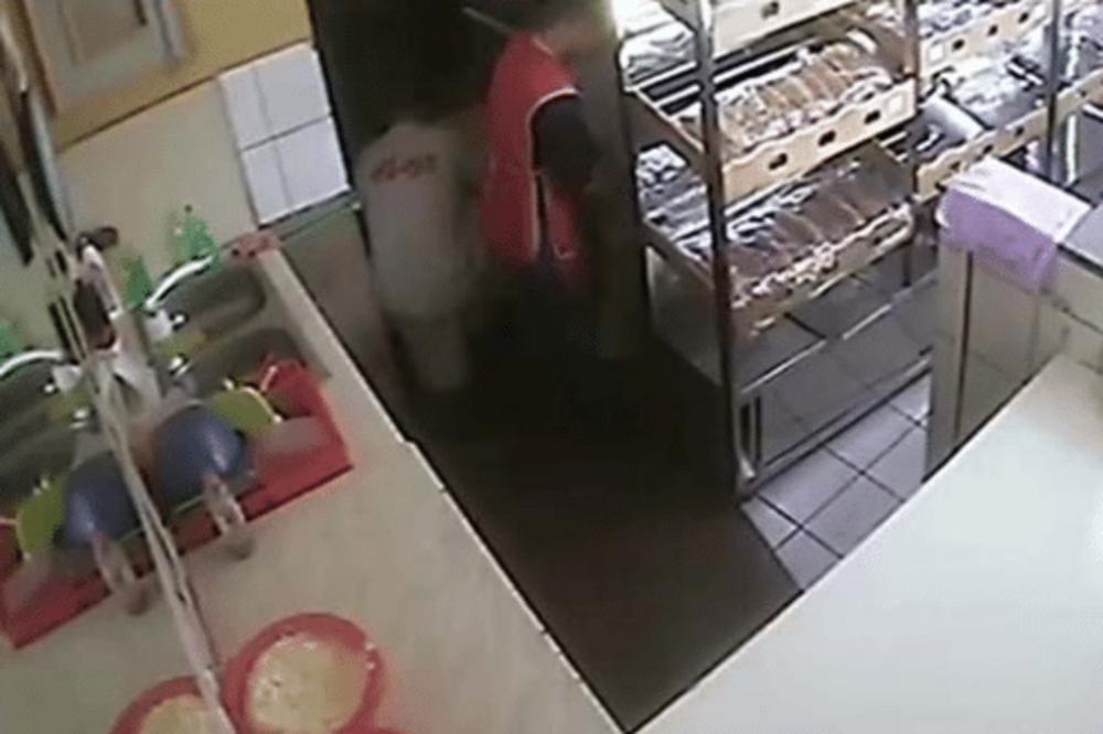 RADNICA U PEKARI UHVAĆENA U AKCIJI: Nije znala da je gazda postavio VIDEO NADZOR, pa se BAŠ OPUSTILA! (VIDEO)