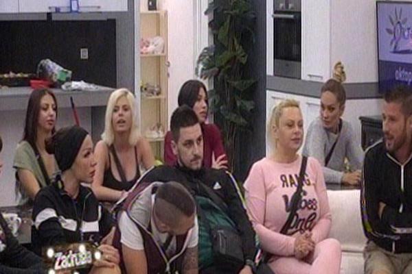 LUNA, ČUPAŠ ME ZA KOSU KAO KLOŠARKA: Ova bitka u Zadruzi je JAČA NEGO U GEJM OF TRONS! (VIDEO)