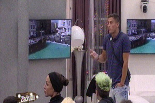 REAGOVALO OBEZBEĐENJE! Ljuba i David nasrnuli jedno na drugo! (VIDEO)