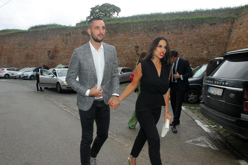 NAJVEĆA BLAMAŽA NA SVADBI KARIĆEVE! Aleksandru Troicki svi zvali imenom njegove BIVŠE DEVOJKE