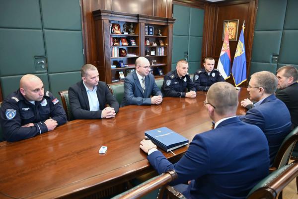 OVO SU POLICAJCI KOJI SU IZVLAČILI LJUDE IZ ZAPALJENOG AUTOBUSA KOD PROKUPLJA! Heroji sprečili još veću tragediju