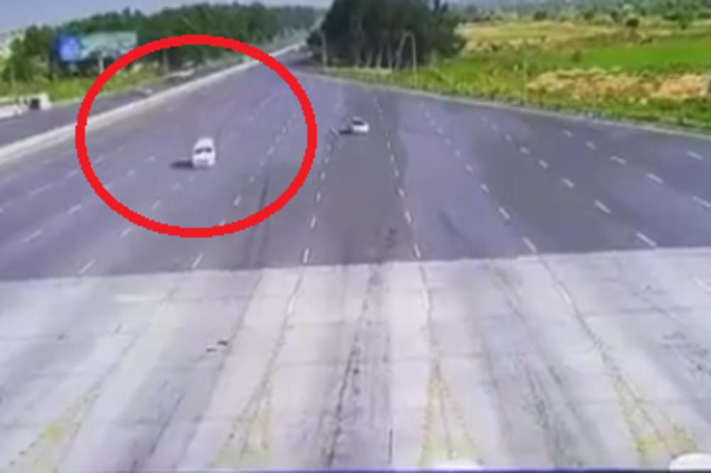 PROCUREO SNIMAK SA NAPLATNE RAMPE: Ovako se vozilo zakucalo u drugi automobil! (VIDEO)