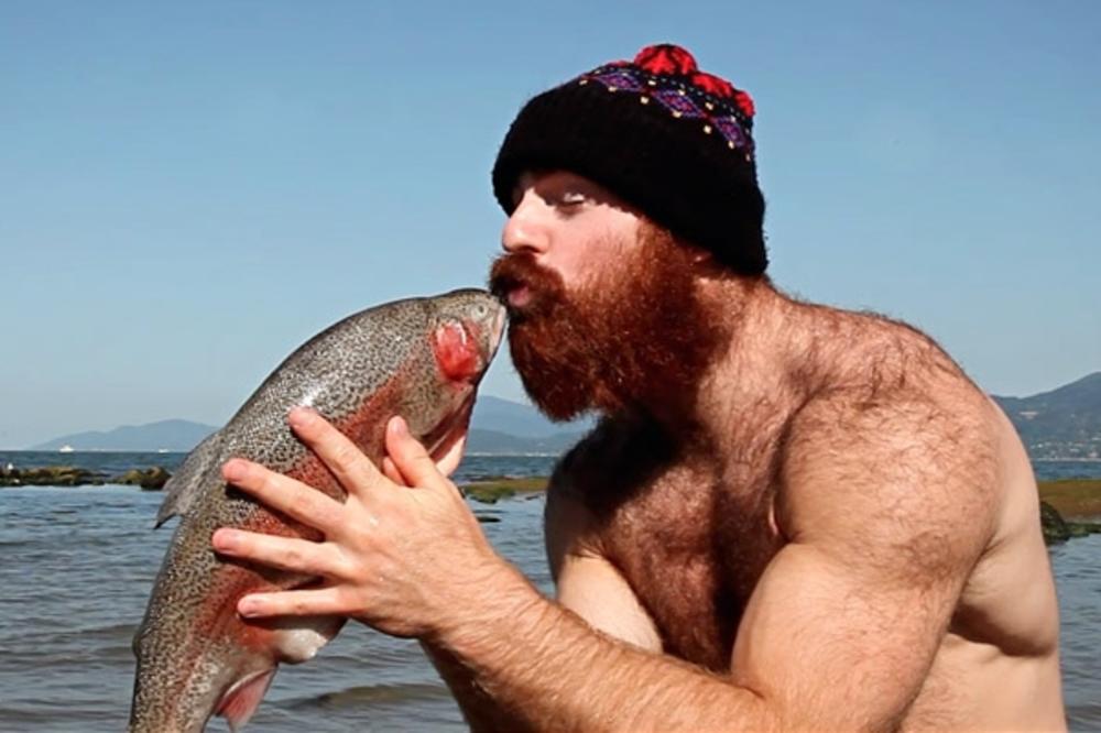 ZOVU GA MLADI VUK, JEDE ŽIVU HRANU, DIŽE STRAŠNE TEŽINE, NE KORISTI DEZODORANS: Ovo je TAJNA njegove SNAGE