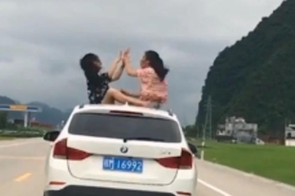 DVE DEVOJČICE SE IGRALE NA KROVU AUTOMOBILA U POKRETU! Snimak će vam biti još strašniji kad čujete ko je vozio!