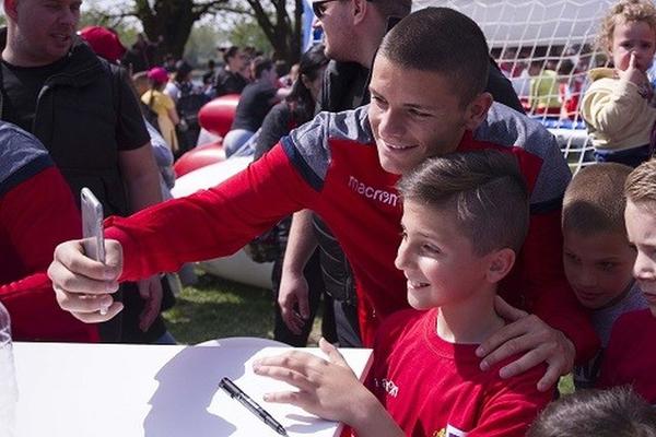 ZVEZDA SPREMA NAVIJAČE ZA PROSLAVU TITULE: Dođite u subotu na Slaviju i nacrtajte treću zvezdicu na grbu!