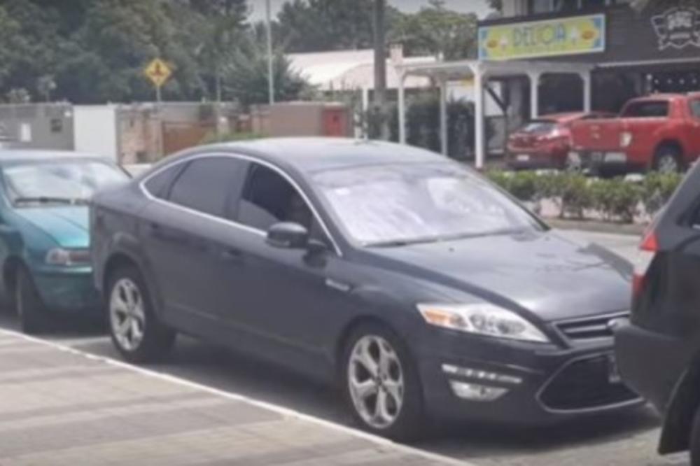 OVO JE PRAVA MAGIJA: Ovakvo isparkiranje automobila još NISTE VIDELI! Učite od OVOG MAJSTORA! (VIDEO)