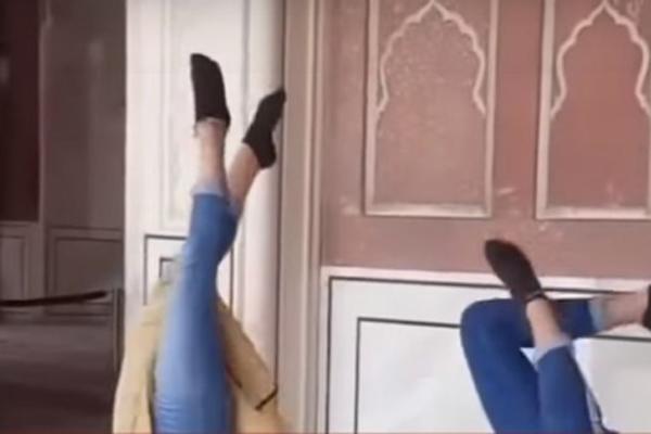 DVE DEVOJKE UŠLE U DŽAMIJU PA URADILE NEŠTO SRAMNO: Nakon ovoga, turisti neće smeti da UĐU U NJU! (VIDEO)