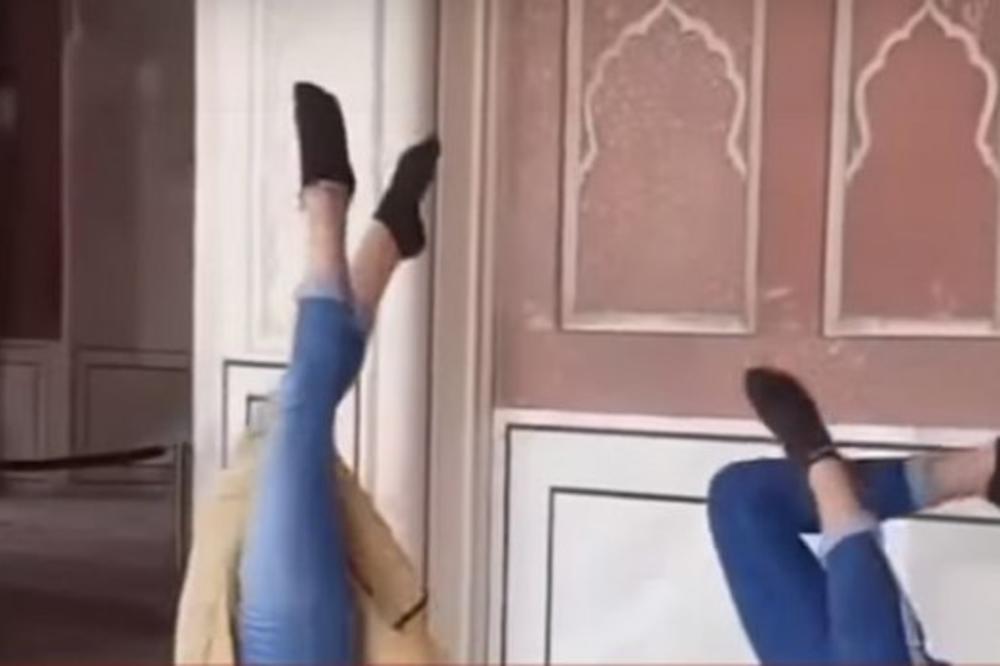DVE DEVOJKE UŠLE U DŽAMIJU PA URADILE NEŠTO SRAMNO: Nakon ovoga, turisti neće smeti da UĐU U NJU! (VIDEO)