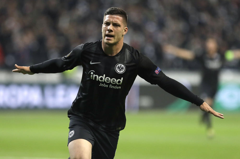 LUKA JOVIĆ NAPUSTIO FRANKFURT: Uzeo je svoje stvari iz ormarića u svlačionici i krenuo na put!
