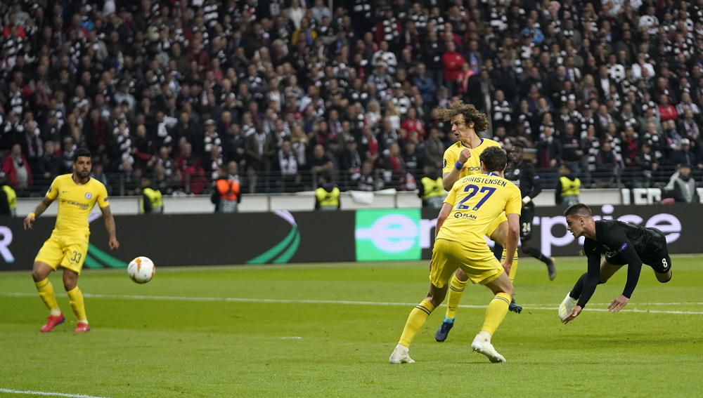 Luka Jović postiže gol protiv Čelsija
