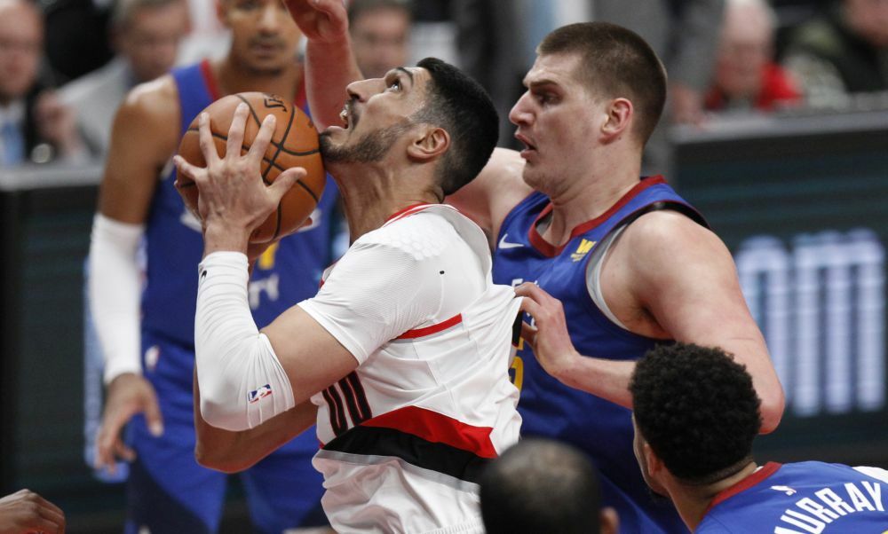 Enes Kanter u duelu sa Nikolom Jokićem