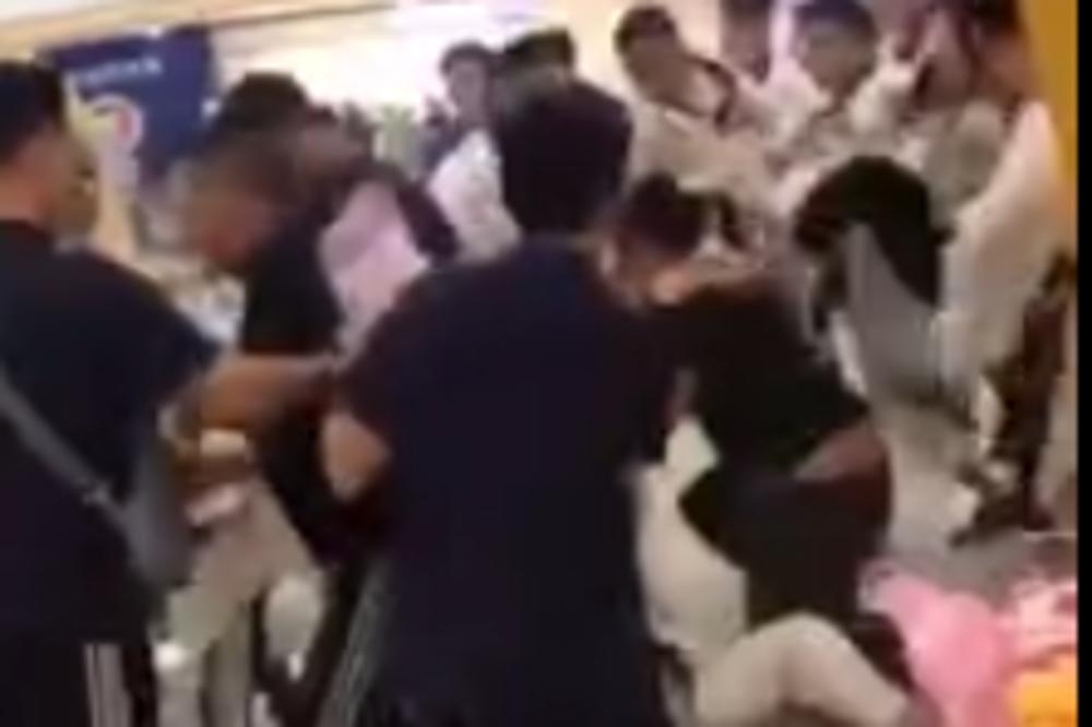 CELA TEKVONDO EKIPA OSTALA DA LEŽI KRVAVIH GLAVA: Potukli se sa OBEZBEĐENJEM tržnog centra! (VIDEO)