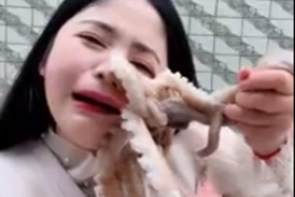 ZALEPILA JE HOBOTNICU NA NOS: Kada je pokušala da je skine usledio je ŠOK!!! (VIDEO)