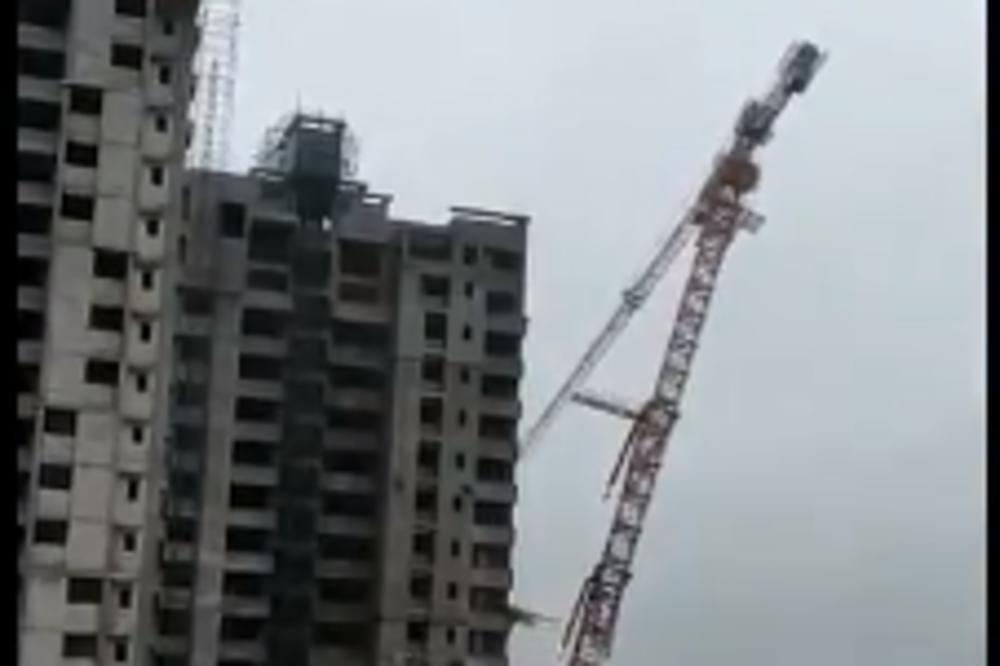 PRIZOR STRAVE I UŽASA U INDIJI: Oluja oduvala kran i bacila ga na NASELJENE ZGRADE! (VIDEO)