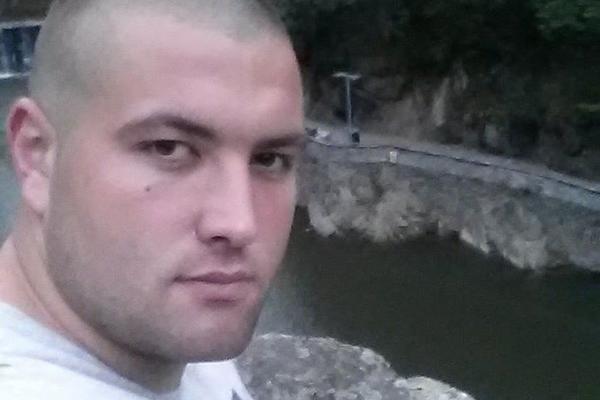 OVO JE MILAN KOJI JE UMRO NA ULICI: Poljubio devojku, pa izdahnuo nekoliko minuta posle!