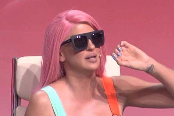 KARLEUŠA OPET ŠOKIRA GOLOTINJOM: Sevnule joj ČVRSTE GRUDI, samo što ne PRSNU! (FOTO)