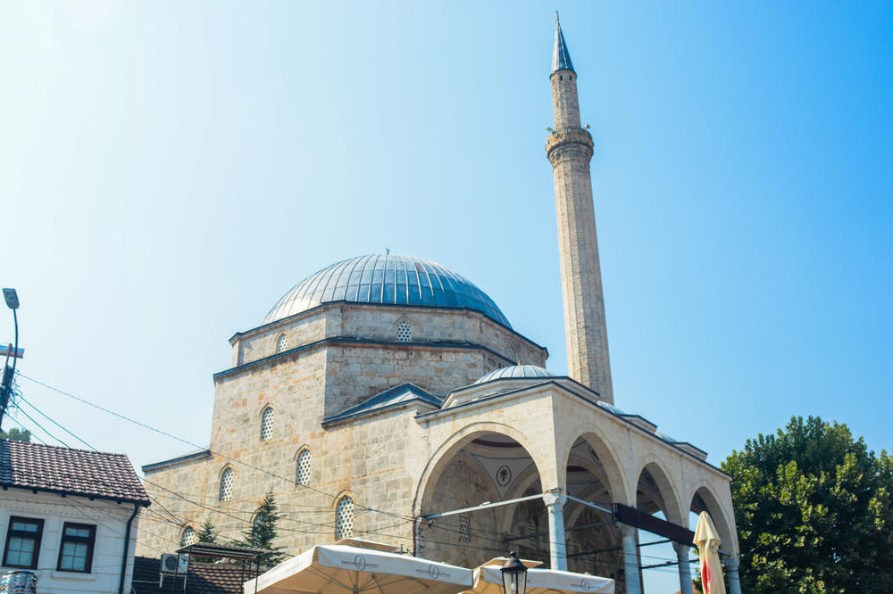 MIGRANTI SE VIŠE NEĆE MOLITI U PODRUMIMA: Otvara se prva džamija u Atini!