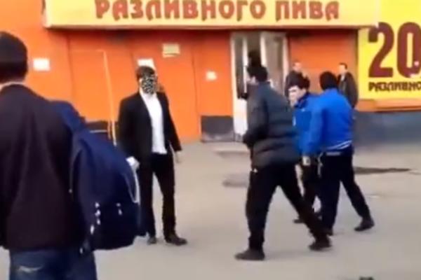 IZABRALI RUSA ZA TUČU PA SE POKAJALI: Ovaj čovek ima NEVEROVATNU SNAGU! Sabio je njih trojicu! (VIDEO)