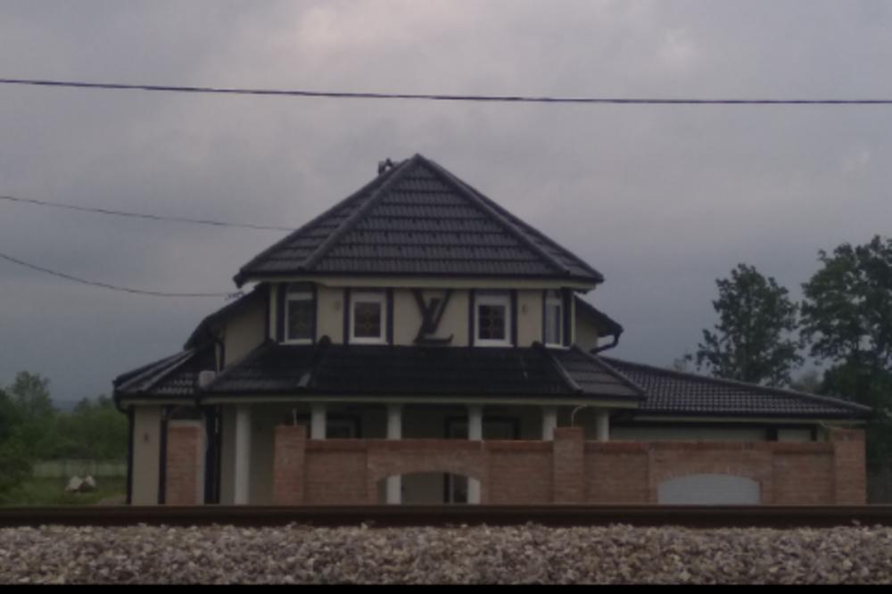 "PO POSLEDNJOJ GASTARBAJTERSKOJ MODI": Vila u Lajkovcu postala hit nakon najave da Luj Viton stiže u Srbiju! (FOTO)