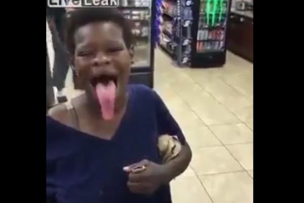 ŽENO, KAKO GA SMOTAŠ NAZAD U USTA?! Ona je stvarno NEVEROVATNA! (VIDEO)