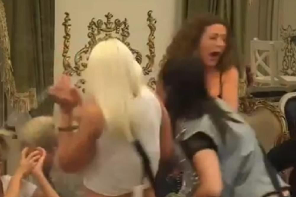 STRAVIČNA TUČA U PAROVIMA: Gađala ga ČAŠOM U GLAVU, pa krenula da mu ŠIKLJA KRV iz uveta! JEZIVA SCENA! (VIDEO)