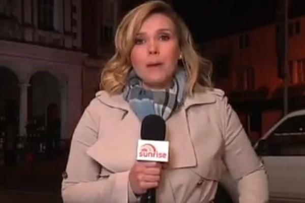 REPORTERKA NIJE NI SLUTILA ŠTA SE DEŠAVA IZA NJE! Zbog ovog detalja je snimak postao pravi HIT (VIDEO)