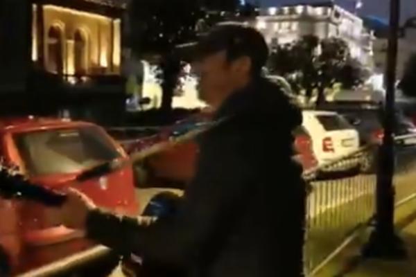 SERGEJ ISPRED ZGRADE PREDSEDNIŠTVA SVIRAO KU*CU, PA ZAPEVAO: Lider PSG opet pravio ŠOU! (VIDEO)