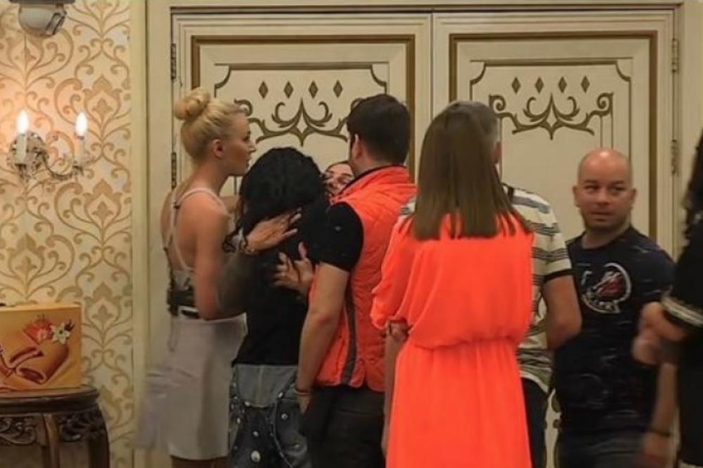 TAKMIČARKA DOŽIVELA MOŽDANI UDAR: Zbog bolesti HITNO napustila vilu Parova!