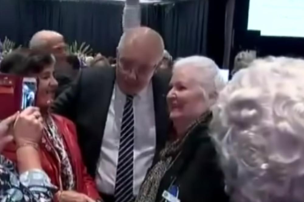 PREMIJERU RAZBILA JAJE O GLAVU! Haos u Australiji, uhapsili ženu (25)! (VIDEO)