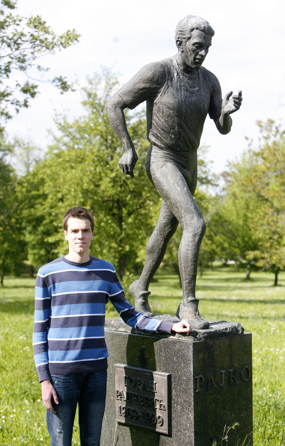 Nikola sa očevom statuom