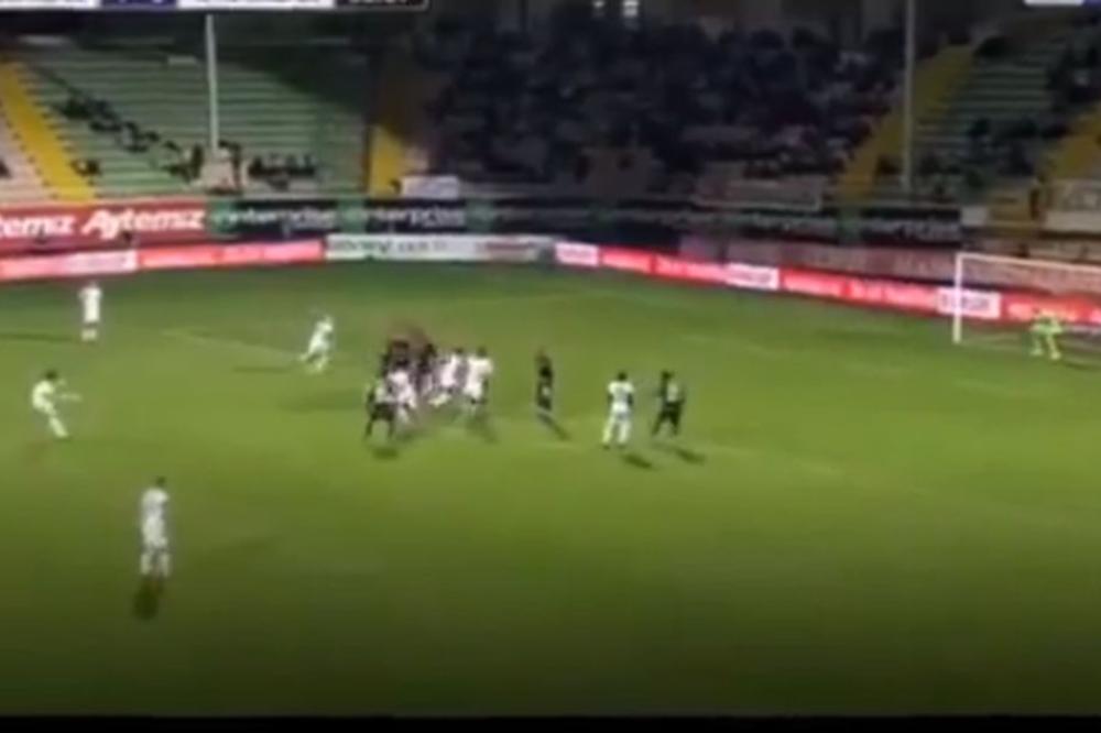 LOPTA JE SAMO SKRENULA ISPRED GOLA: Bomba bivšeg igrača Partizana iz slobodnjaka sa skoro 30 metara!