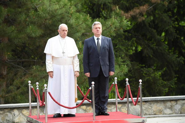 PAPA FRANJA U SKOPLJU: Đorđe Ivanov ga dočekao i poručio da je došao u PODELJENU ZEMLJU