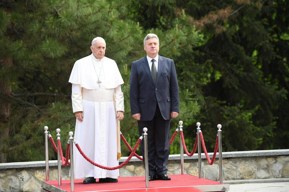 PAPA FRANJA U SKOPLJU: Đorđe Ivanov ga dočekao i poručio da je došao u PODELJENU ZEMLJU
