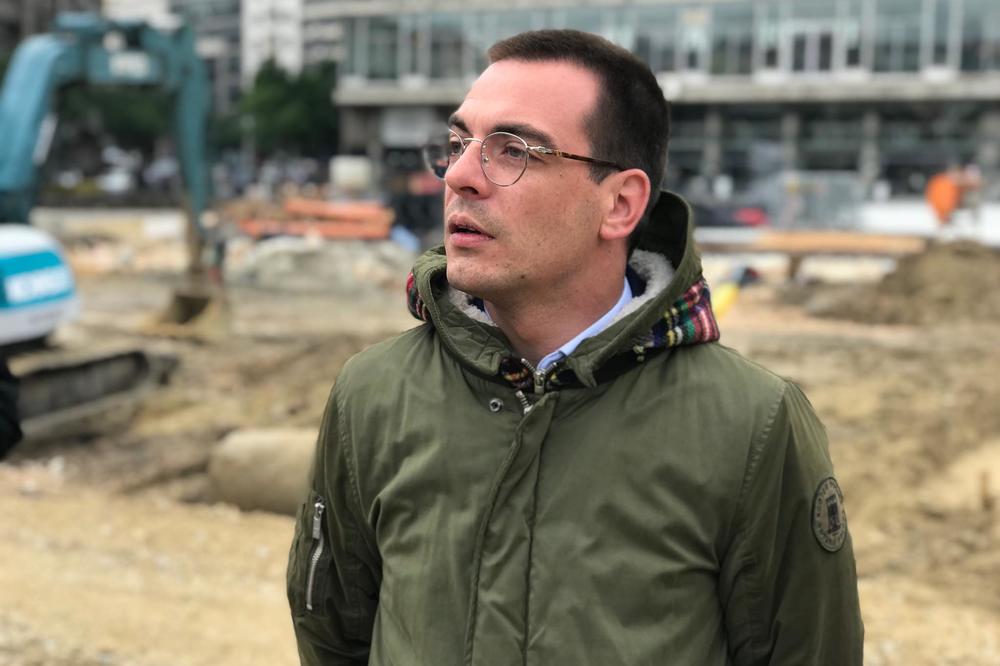 BASTAĆ I EKIPA PONOVO BLOKIRALI RADOVE NA TRGU: Građani negodovali, iz Starog grada kažu - to su provokatori (FOTO)