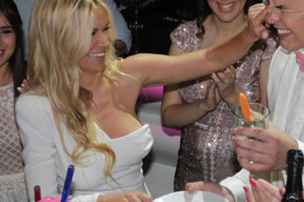 NIKO NE ZNA ZA OVOG MUŽA NATAŠE BEKVALAC: Neverovatno zgodan i bogat, a posebna priča je šta je pevačica uradila