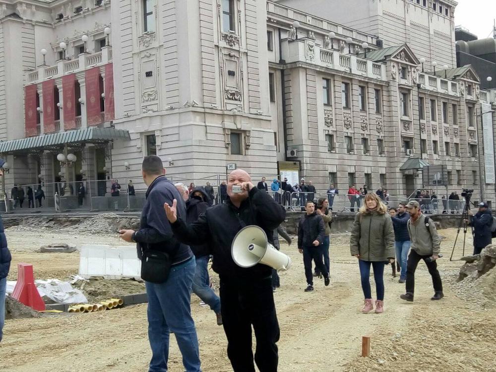 Simo Spasić sa megafonom na Trgu Republike 