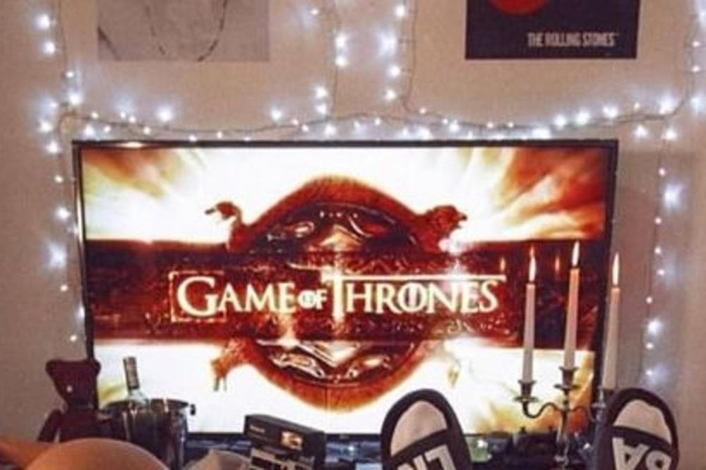 OVAKO JA GLEDAM GEJM OF TRONS: Srbin objavom na Fejsu oduševio sve! (FOTO)