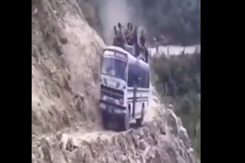 SNIMLJENA NAJOPASNIJA VOŽNJA AUTOBUSOM NA SVETU: Mnogi se ne bi usudili ni peške da prođu, a oni se voze na krovu!