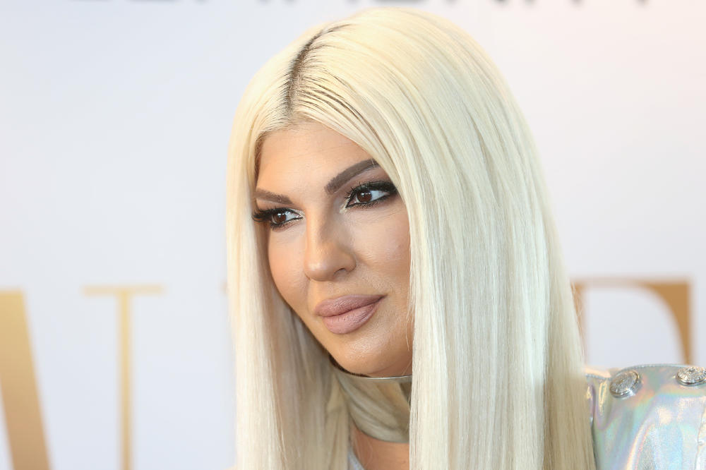 POJAVILA SE KARLEUŠINA SLIKA IZ MLADOSTI ZA KOJU NIKO NIJE ZNAO, OVO OTKRIVA MNOGO: Ljubila POKOJNOG pevača!