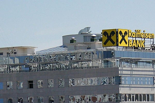 PROCES PREUZIMANJA JE U TOKU! Rajfajzen banka Internešenel kupuje Komercijalnu banku!