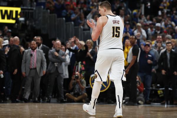NAHVALIO GA KAO DA MU JE ĆALE ROĐENI! Legenda NBA lige: Jokić je kao Grand Central stanica, sve se kreće oko njega!