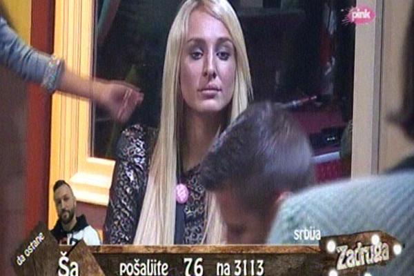 LUNA ZGROŽENA PLESOM MAJE I STANIJE OKO MARKA! Šire pi**e da bi ih on pogledao! (VIDEO)